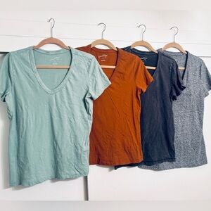 4 pack of Universal Thread Women's V-Neck Tees, size small